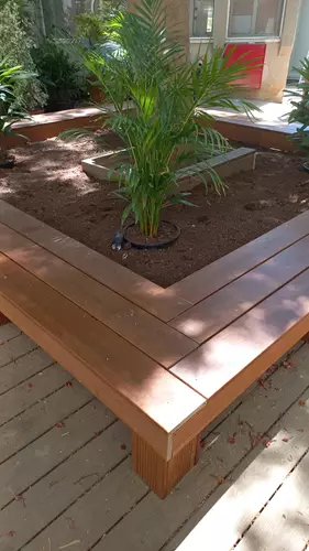 התקנת דק באזור ציבורי